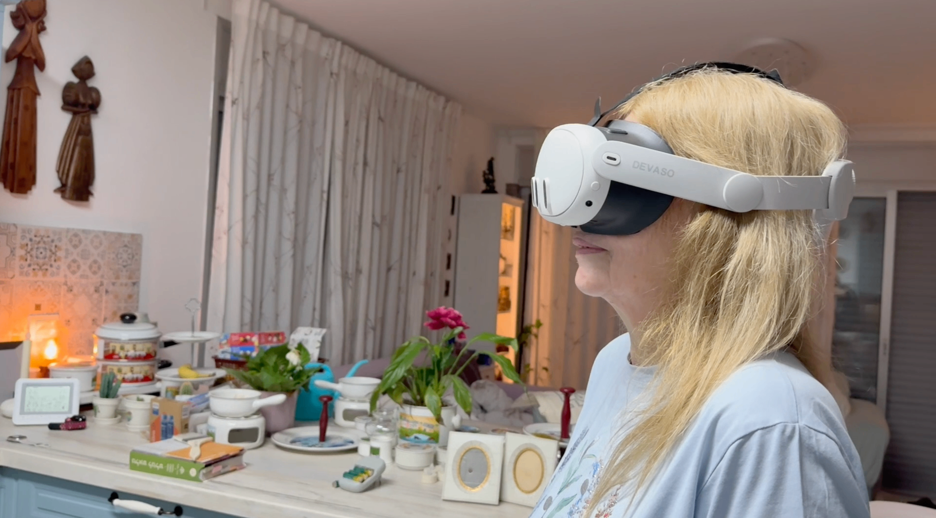 Elderly woman using melu with VR headset
